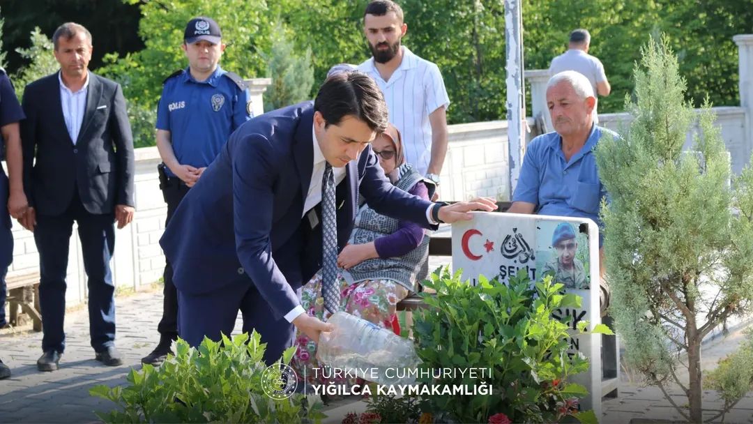 Kaymakamımız Sayın Hüseyin DEMİRKOL, Kurban Bayramı münasebetiyle şehit kabirlerini ziyaret etti.