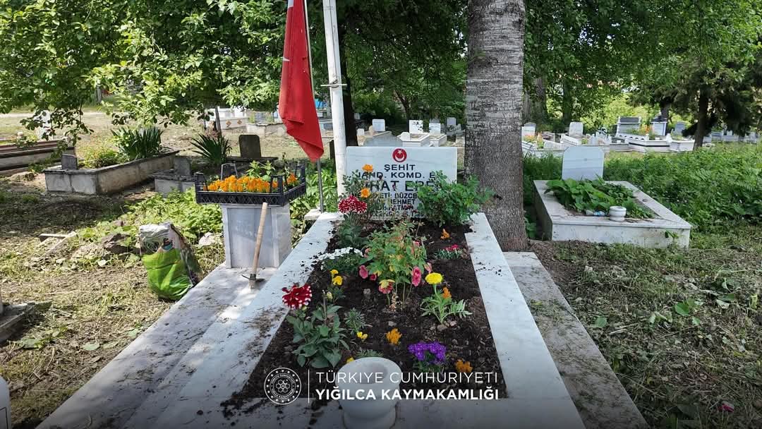 Kaymakamlığımızın himayelerinde,ilçemizdeki şehit kabirlerinde bakım, temizlik ve çevre düzenlemesi çalışmaları yapıldi.